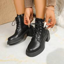 Botas pretas estilosas, com sola grossa e salto plataforma, fechamento com cadarço e zíper lateral, botas de cano curto estilo streetwear. - Preto - Ver 8