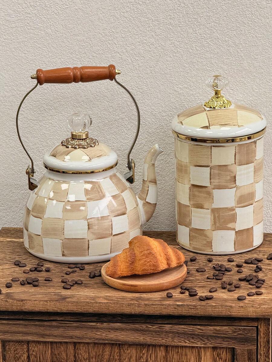 Bộ 1 ấm đun nước tráng men cổ điển kiểu retro, tay cầm bằng gỗ kẻ caro, nắp hình thoi, dung tích lớn, hình trụ thẳng, nắp hình thoi, có thể dùng để đựng bánh quy, cà phê, gia vị, ấm đun nước chịu nhiệt đa năng, ấm pha cà phê, ấm pha trà sữa, ấm đựng trái cây, ấm đựng nước lạnh.