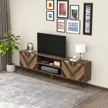 Two-Door TV Unit With Solid Wood Veneer Doors. TV Unit With Two Compartments And A Lower Panel. Gold-Tone Handles And Iron Legs. - 原木色 - 查看 2