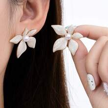 1 Pair Titanium Steel Oily Five-Petal Flower With Pearl Stud Earrings, Fashionable For Women