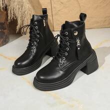Botas pretas estilosas, com sola grossa e salto plataforma, fechamento com cadarço e zíper lateral, botas de cano curto estilo streetwear. - Preto - Ver 9