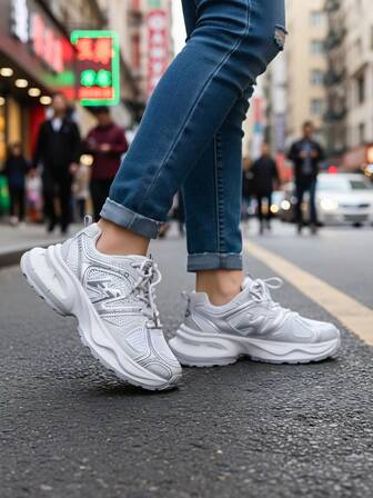 2025 Zapatillas deportivas vintage de plata gruesas, diseño de malla transpirable, calzado deportivo esencial para el día a día y el estilo callejero, otoño/primavera