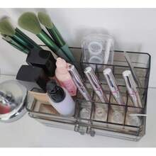 Przezroczyste akrylowe pudełko do przechowywania wykonane jest z wysokiej jakości materiału, trwałego i przezroczystego. Posiada wielokomorową konstrukcję, idealną do przechowywania kosmetyków na toaletce i codziennych drobiazgów w salonie, utrzymując porządek i umożliwiając szybkie znalezienie potrzebnych rzeczy.