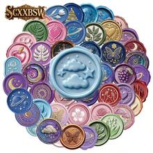 SCXXBSW 50张装封蜡贴纸，酷炫动漫主题，装饰性强，防水耐用。这套经典礼品套装包含可爱的卡通贴纸，非常适合贴在手机壳上，也可以贴在笔记本电脑、手机、水瓶、吉他、滑板、行李箱等各种物品上。开启你的DIY创意之旅，让它们成为万圣节和圣诞节礼物的绝佳选择。