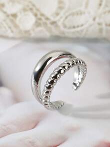 一款时尚、高端、甜美浪漫的可调节开口戒指，精致百搭，款式多样，适合日常佩戴和节日场合，可作为礼物送给朋友或爱人。