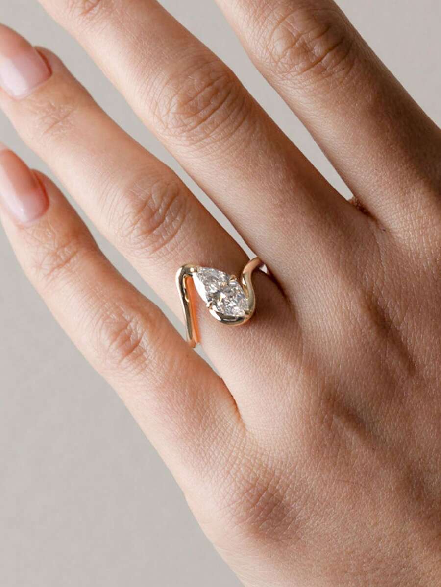 1 chiếc nhẫn bạc 925 cao cấp, sang trọng với họa tiết mắt xoắn đính đá Zirconia, kiểu dáng cổ điển Châu Âu & Mỹ tinh tế dành cho nữ, thiết kế độc đáo, hoàn hảo cho các buổi dạ hội, họp mặt và tiệc tùng, cũng là một món quà trang sức tuyệt vời dành cho bạn bè và gia đình.