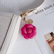 1pc Fashionable Faux Leather Camellia Keychain - Elegant Women'S Coin And Rose Pendant, Perfect For Backpacks, Keys, And Car Accessories In Black, White, Pink | Floral Keychain With Golden Coin Detail - 1 chiếc màu tím đậm - Xem 8