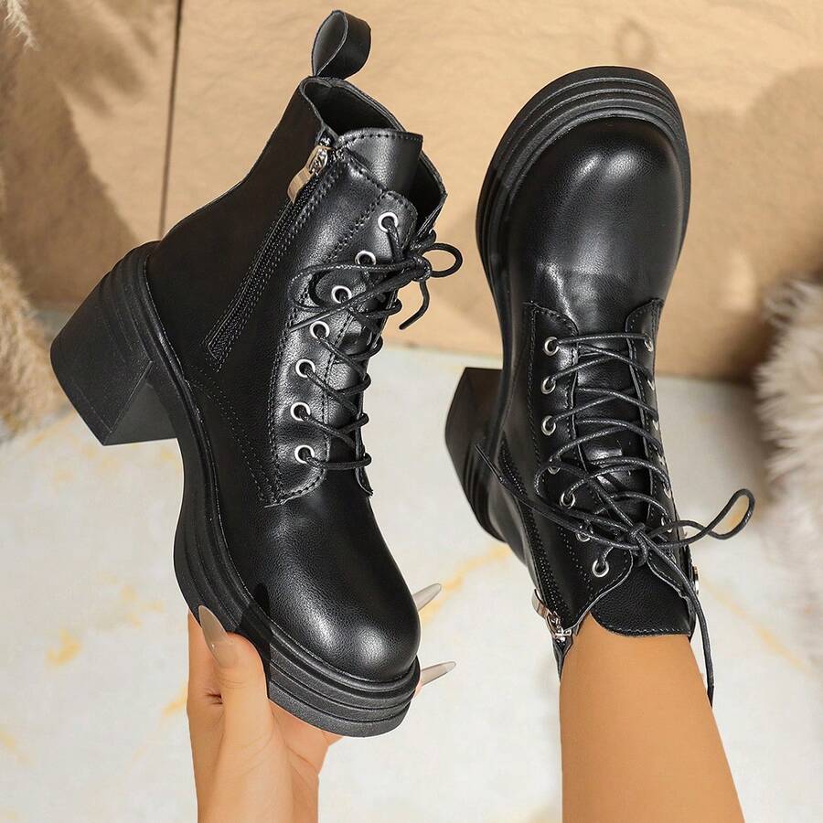 Botas pretas estilosas, com sola grossa e salto plataforma, fechamento com cadarço e zíper lateral, botas de cano curto estilo streetwear.