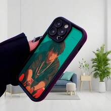 Cubierta de telefono para iPhone con diseño de anime hombre joven estilo urbano color turquesa y rojo para uso diario en biblioteca o casa Aplicable a teléfonos Apple y Galaxy. - Negro - Ver 3