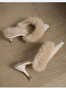 صنادل كعب عالي لون أحادي للنساء، نعال فرو معدنية، أحذية خارجية بطراز حلو، كعب إبزيم متعدد الاستخدامات، أحذية مول بيج بدون ظهر، شرائح من الفرو الاصطناعي، نعال فرو مثيرة مع الفساتين والشيونغسام - بيج - مشاهدة 4