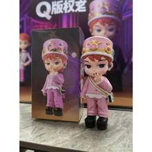 官方周边手办 - 高品质树脂收藏人偶，K-Pop Big Bang 队长粉丝礼物，桌面摆件，家居/办公装饰品，限量版签名设计，K-Pop 爱好者的理想之选，做工精细，细节考究，完美适用于卧室/客厅装饰，易于清洁，是粉丝生日/圣诞节的理想礼物。