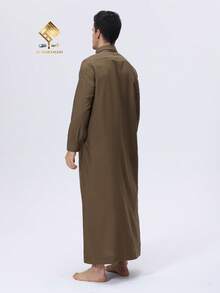 AL HARAMAIN 2025 卡塔尔 Thobe 最新热销高端男士阿拉伯长袍，柔软不起球面料，时尚长袖中式领四扣设计，祈祷长袍，男士优雅阿拉伯长袍 - 柔软长袖祈祷长袍，可机洗，适合所有季节，适合斋月和正式宗教场合 | 圆领设计 | 光滑质地 - 咖啡棕 - 查看 4