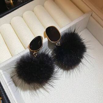 一对时尚秋冬毛绒球扭纹椭圆形吊坠耳环，适合日常佩戴、送礼和派对。