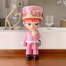 官方周边手办 - 高品质树脂收藏人偶，K-Pop Big Bang 队长粉丝礼物，桌面摆件，家居/办公装饰品，限量版签名设计，K-Pop 爱好者的理想之选，做工精细，细节考究，完美适用于卧室/客厅装饰，易于清洁，是粉丝生日/圣诞节的理想礼物。