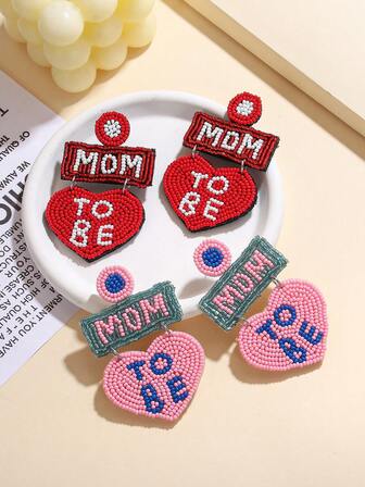 手作りビーズピアス "MOM TO BE"、マルチカラーハート&レターデザインピアス、期待のお母さんへのユニークな母の日ギフト、ファッショナブルな妊婦向けアクセサリー