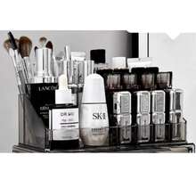 Przezroczyste akrylowe pudełko do przechowywania wykonane jest z wysokiej jakości materiału, trwałego i przezroczystego. Posiada wielokomorową konstrukcję, idealną do przechowywania kosmetyków na toaletce i codziennych drobiazgów w salonie, utrzymując porządek i umożliwiając szybkie znalezienie potrzebnych rzeczy.