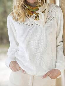 Große Größen Locker sitzender gestrickter Pullover - kunstvoll drapierter Lochstrick-Pullover. Dieser Pullover für Damen kombiniert zarte Spitzendetails mit einer mühelos eleganten Silhouette. Der entspannte Schnitt und die komplexe Textur schaffen einen Eindruck von kuratierter Leichtigkeit, perfekt um Ihre Herbstgarderobe mit subtiler Raffinesse aufzuwerten. Gefertigt für diejenigen, die wahren Luxus in Komfort und dezenten Details sehen.