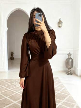 女士纯色圆领收腰喇叭袖缎面优雅朴素长袖连衣裙，春秋