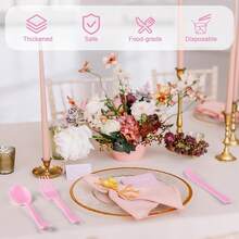 طقم أدوات المائدة الوردية للحفلات - يشمل 25 شوكة و 25 سكين و 25 ملعقة، قابلة لإعادة الاستخدام وتنظيفها في غسالة الأطباق. مثالي لأدوات المائدة في حفلات الزفاف والأعياد والمناسبات والاحتفالات وديكور عيد الميلاد.