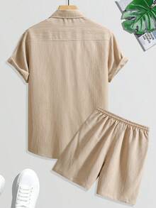 Conjunto de dos piezas para hombre: camisa minimalista informal de manga corta en color liso y pantalones cortos - Caqui - Ver 2