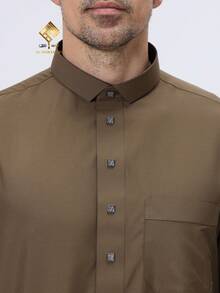 AL HARAMAIN 2025 卡塔尔 Thobe 最新热销高端男士阿拉伯长袍，柔软不起球面料，时尚长袖中式领四扣设计，祈祷长袍，男士优雅阿拉伯长袍 - 柔软长袖祈祷长袍，可机洗，适合所有季节，适合斋月和正式宗教场合 | 圆领设计 | 光滑质地 - 咖啡棕 - 查看 10