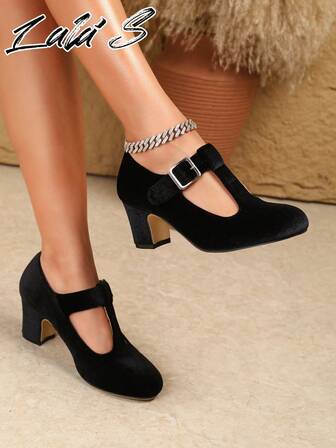 女士优雅时尚T型带圆头粗跟玛丽珍高跟鞋，黑色天鹅绒，适合正式场合、商务、办公、通勤。（注意：鞋子尺码偏大，脚窄/细的顾客可能需要选择小一码，或购买前查看尺码表了解脚长尺寸）