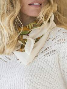 Große Größen Locker sitzender gestrickter Pullover - kunstvoll drapierter Lochstrick-Pullover. Dieser Pullover für Damen kombiniert zarte Spitzendetails mit einer mühelos eleganten Silhouette. Der entspannte Schnitt und die komplexe Textur schaffen einen Eindruck von kuratierter Leichtigkeit, perfekt um Ihre Herbstgarderobe mit subtiler Raffinesse aufzuwerten. Gefertigt für diejenigen, die wahren Luxus in Komfort und dezenten Details sehen.