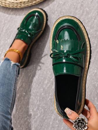 女士绿色流苏乐福鞋，粗跟，套脚式，皮革材质，金属搭扣装饰，休闲百搭，适合春秋季穿着