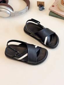 1 par de sandalias planas casuales cómodas y transpirables con tiras cruzadas de color contrastante negro y blanco para niños, adecuadas para la escuela, uso diario y verano - Blanco y Negro - Ver 2
