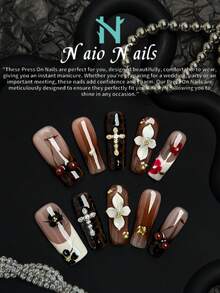 NAIO 这款10片装手工方形美甲贴片套装，采用Y2K复古风设计，包含棕色、裸色和白色三种颜色，法式边缘，并饰以3D立体花朵、蛇纹、樱桃、十字架、水钻和金色珠子。它们非常适合女性和女孩的日常妆容，也适用于派对、庆典和其他场合。是送给女性和女孩的绝佳礼物。 - 彩色 - 查看 2