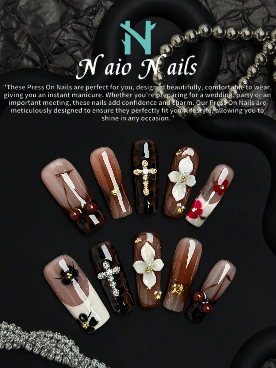 NAIO 这款10片装手工方形美甲贴片套装，采用Y2K复古风设计，包含棕色、裸色和白色三种颜色，法式边缘，并饰以3D立体花朵、蛇纹、樱桃、十字架、水钻和金色珠子。它们非常适合女性和女孩的日常妆容，也适用于派对、庆典和其他场合。是送给女性和女孩的绝佳礼物。