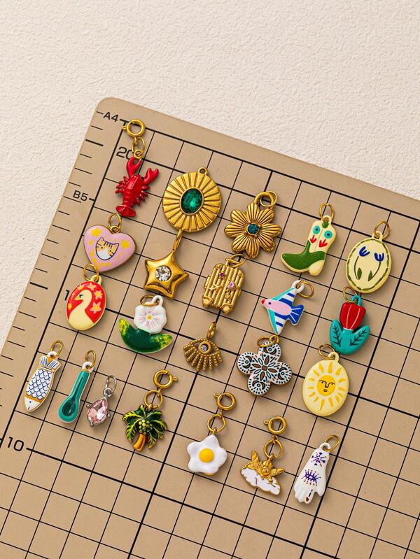 Pendentif en acier inoxydable plaqué or 18 carats, orné d'un canard, d'une fleur bleue, d'un raton laveur, d'un chat, d'un oiseau, d'une écrevisse, d'une valise et d'un trèfle. Idéal pour la création de bijoux : colliers, bracelets, boucles d'oreilles, porte-clés, accessoires de sac et de portefeuille.