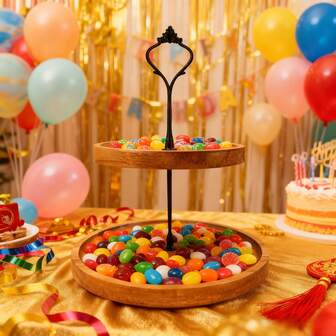 甜蜜礼物，双层托盘开启美味节日盛宴，双层木质糖果盘，增添节日氛围。采用双层设计，上下木托盘可用于分类和展示各种糖果、零食或甜点，满足多样化的收纳和展示需求，为聚会和其他场合增添温馨甜蜜的节日气氛，是收纳和装饰的好帮手。