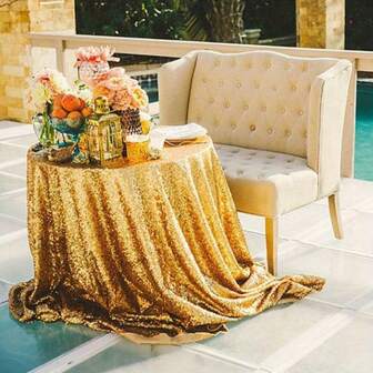 1. 手工圆形桌布，饰以金色亮片 - 一款闪耀奢华的白色和金色派对或婚宴桌布。圆形面料，适合圆桌，营造优雅的晚宴装饰氛围。