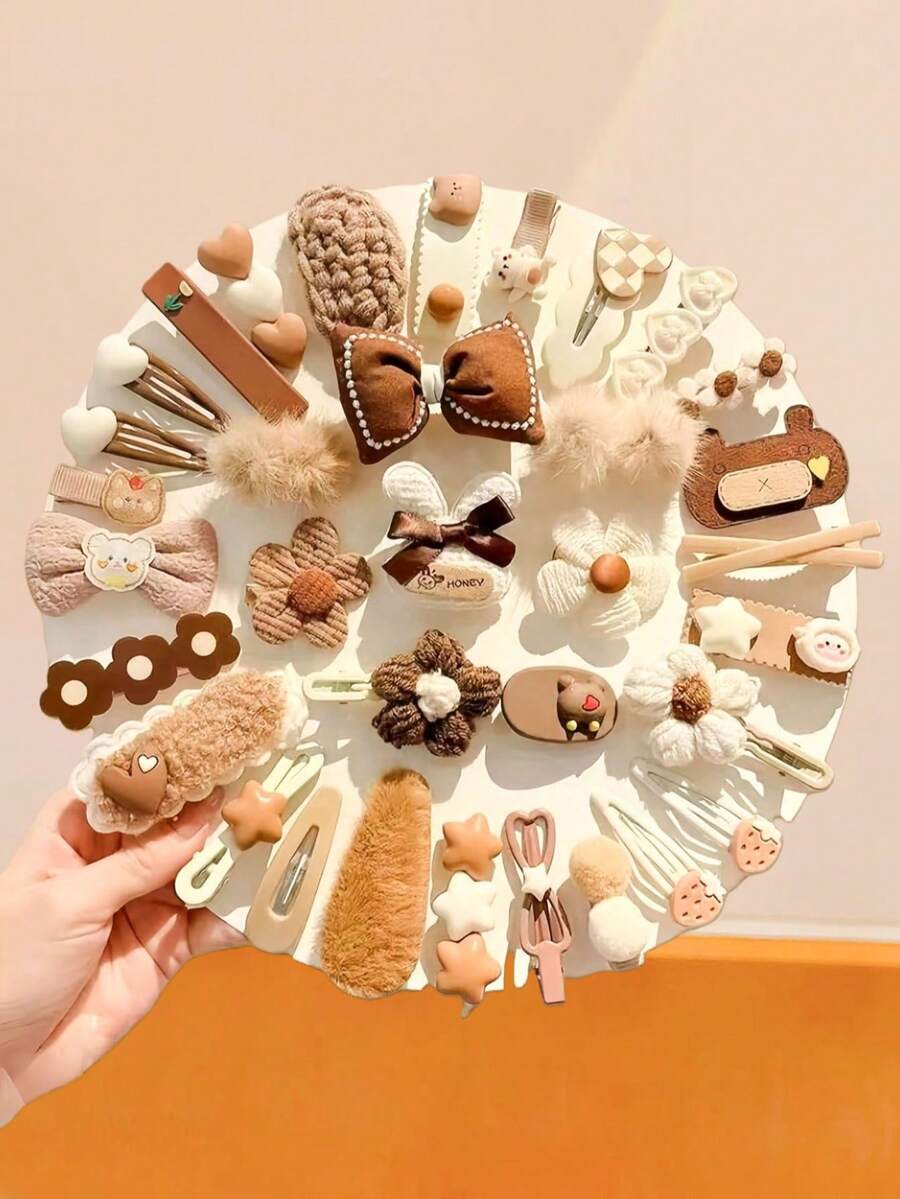 20个/套柔软毛绒针织发夹套装，采用毛绒、针织、蕾丝等材质，并饰有小熊、花朵等可爱元素——适合女孩和女士，可轻松打造慵懒马尾、俏皮半扎发或优雅发髻，是冬季的理想之选，也是馈赠佳品和发饰。