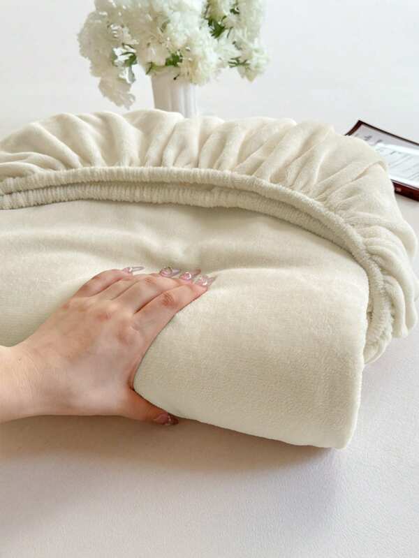 1pc Velvet Fitted Sheet, Bedding, Soft-Comfortable Mattress Cover, Solid Color Sheets, Suitable For Fall And Winter, Deep Pocket, Fitted Sheet Only, Without Pillowcase, Dustproof Non-Slip, Machine Washable, For All Seasons, Bedding Gifts, Fits For Twin Full King Queen Size Bed, Machine Washable,Fall Decor,Autumn Decor,Room Decor