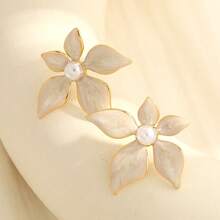 1 Pair Titanium Steel Oily Five-Petal Flower With Pearl Stud Earrings, Fashionable For Women