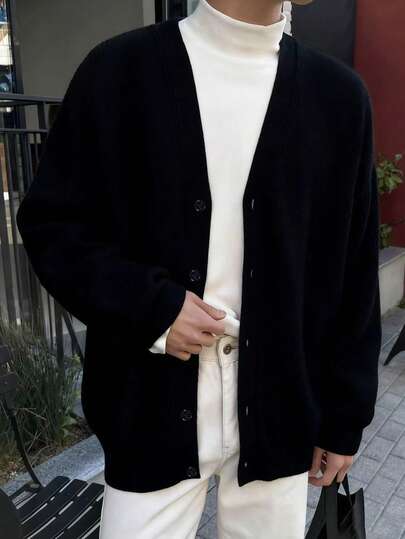 1件青少年男童简约舒适休闲百搭纯色针织开衫毛衣，厚实保暖，适合春、秋、冬三季穿着。