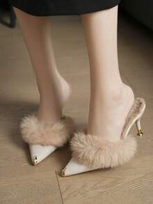 صنادل كعب عالي لون أحادي للنساء، نعال فرو معدنية، أحذية خارجية بطراز حلو، كعب إبزيم متعدد الاستخدامات، أحذية مول بيج بدون ظهر، شرائح من الفرو الاصطناعي، نعال فرو مثيرة مع الفساتين والشيونغسام - بيج - مشاهدة 5