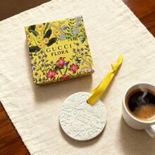 Gucci 白色香薰石，让您随时随地享受喜爱的香氛！掌心大小的香薰石，适合室内、车内使用，也是馈赠亲友、节日或周年纪念的理想之选。