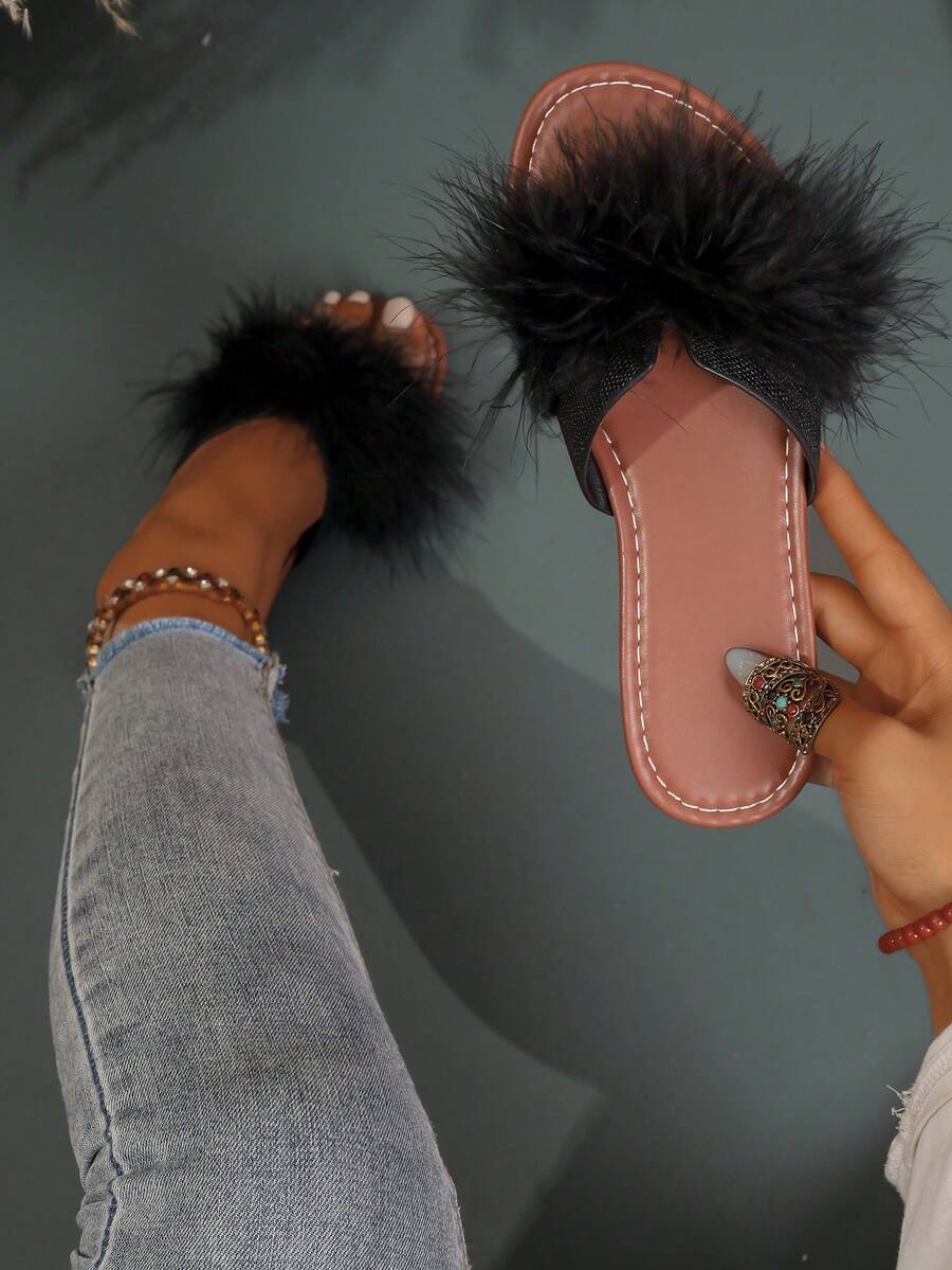1双绗缝波西米亚风毛绒女士凉鞋/拖鞋，羽毛装饰平底拖鞋，露趾室内/室外防滑软底鞋，粉色/米色/黑色皮革少女拖鞋，适合派对、度假、摄影、音乐节、休闲装扮、舒适居家穿着，建议搭配踝带和牛仔裤。 - 黑色 - 查看 1