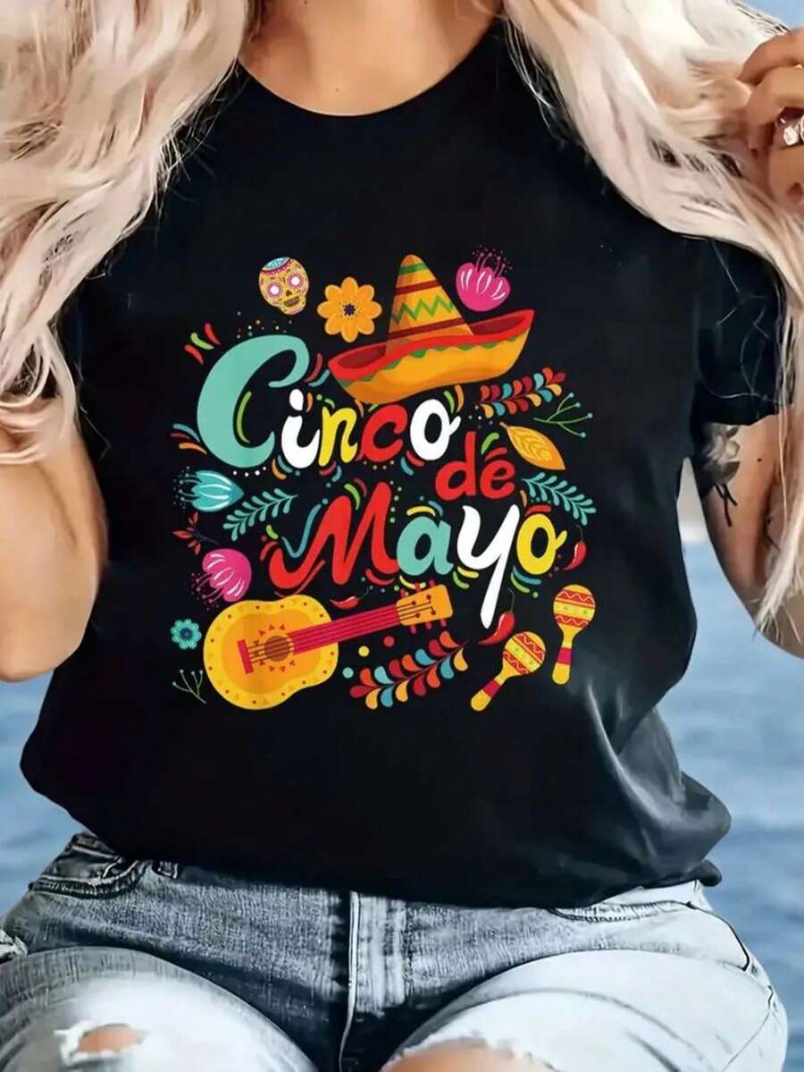 100% cotton women's black short-sleeve T-shirt – Mexican-themed, printed with a pattern featuring a Mexican sombrero, guitar, maracas, skulls (Day of the Dead elements), flowers, and chili peppers. A fun choice for parties and everyday casual wear, suitable for daily casual occasions and outdoor outings. Machine washable, suitable for all seasons, comes in a loose, oversized fit for comfortable, casual wear. Perfect for layering and an excellent choice for weekends and everyday casual outfits. - Negro - Ver 1