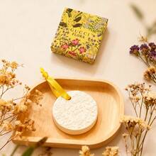 Gucci 白色香薰石，让您随时随地享受喜爱的香氛！掌心大小的香薰石，适合室内、车内使用，也是馈赠亲友、节日或周年纪念的理想之选。