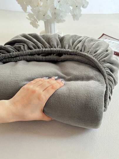1pc Velvet Fitted Sheet, Bedding, Soft-Comfortable Mattress Cover, Solid Color Sheets, Suitable For Fall And Winter, Deep Pocket, Fitted Sheet Only, Without Pillowcase, Dustproof Non-, Machine Washable, For All Seasons, Bedding Gifts, Fits For Twin Full King Queen Size Bed, Machine Washable,Fall Decor,Autumn Decor,Room Decor
