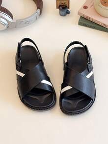 1 par de sandalias planas casuales cómodas y transpirables con tiras cruzadas de color contrastante negro y blanco para niños, adecuadas para la escuela, uso diario y verano - Blanco y Negro - Ver 3