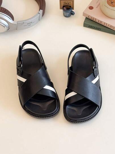 1双男童黑白撞色PU舒适透气交叉绑带平底休闲凉鞋，适合上学、日常穿着、夏季