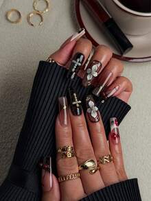 NAIO 这款10片装手工方形美甲贴片套装，采用Y2K复古风设计，包含棕色、裸色和白色三种颜色，法式边缘，并饰以3D立体花朵、蛇纹、樱桃、十字架、水钻和金色珠子。它们非常适合女性和女孩的日常妆容，也适用于派对、庆典和其他场合。是送给女性和女孩的绝佳礼物。 - 彩色 - 查看 5