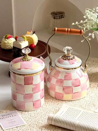 一套复古经典格纹木柄菱形盖珐琅水壶，大容量直筒菱形盖储物罐，可作饼干罐、咖啡豆罐、调味料罐，四季通用耐高温多功能水壶，可作咖啡壶、奶茶壶、水果壶、冷水壶，适用于办公室和家庭下午茶。