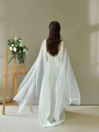 Ett par långa, böljande pärlkedjepryddade brudsjalar, mjuka och eleganta, är perfekta för damer att bära till kvällsevenemang och fester.