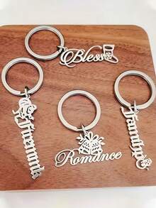 1个定制姓名牌钥匙扣，个性化字母不锈钢钥匙链，男女通用，父亲节、母亲节、情人节礼物，不锈钢材质，可雕刻，时尚复古，适合毕业、婚礼、圣诞节、冬季、秋季等各种场合，是节日送礼的理想之选。个性化/定制钥匙扣，圣诞饰品，学习用品，返校季，学校礼物，办公用品，学校用品，教室用品，教师礼物，大学用品，同事用品，宿舍用品，男女通用，青少年，初中生，高中生，大学新生，大一新生，大二学生，低年级学生，精致浪漫，实用时尚。